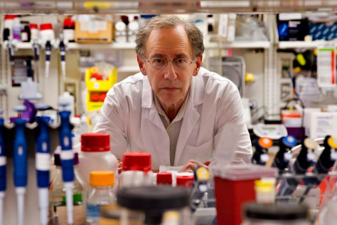 Robert Langer at the lab bench